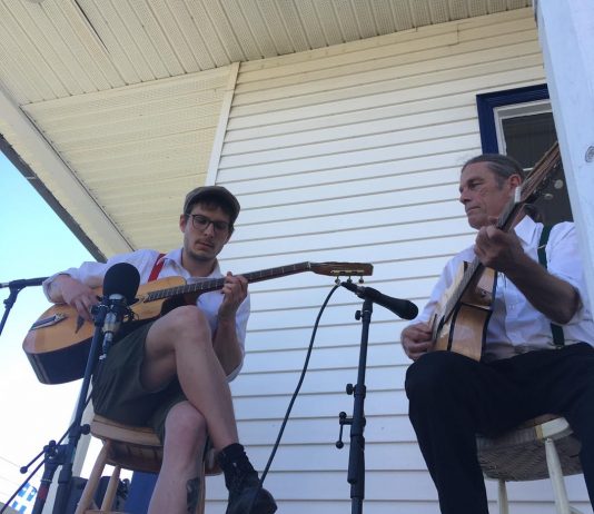 L’Octave, duo de jazz manouche à Gaspé