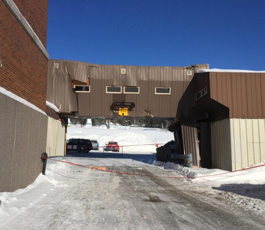 Passerelle endommagée au campus de Gaspé