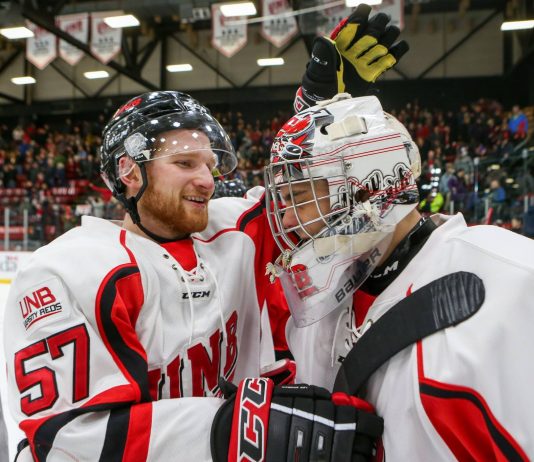 Un contrat professionnel pour le hockeyeur gaspésien Christopher Clapperton