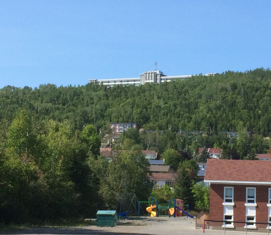 Petit incendie de forêt au centre-ville de Gaspé