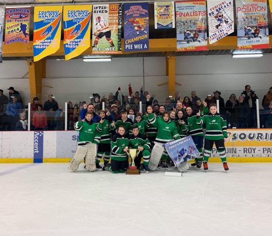 Taxi Déry de Gaspé vainqueur du tournoi pee-wee de Rivière-au-Renard