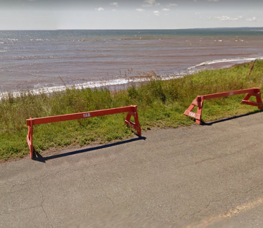 Une rue protégée contre l’érosion à Grande-Rivière