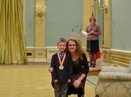 La gouverneure générale du Canada remet un prix à Isaac Landry de Murdochville