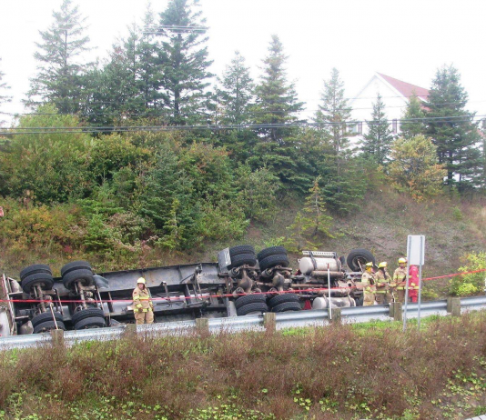 Un camion citerne renverse à L’Anse-au-Griffon