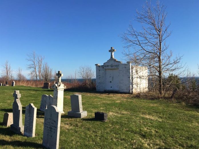 Le respect dû aux morts se perd au Québec et ailleurs dans le monde... - Page 2 Charnier-696x521