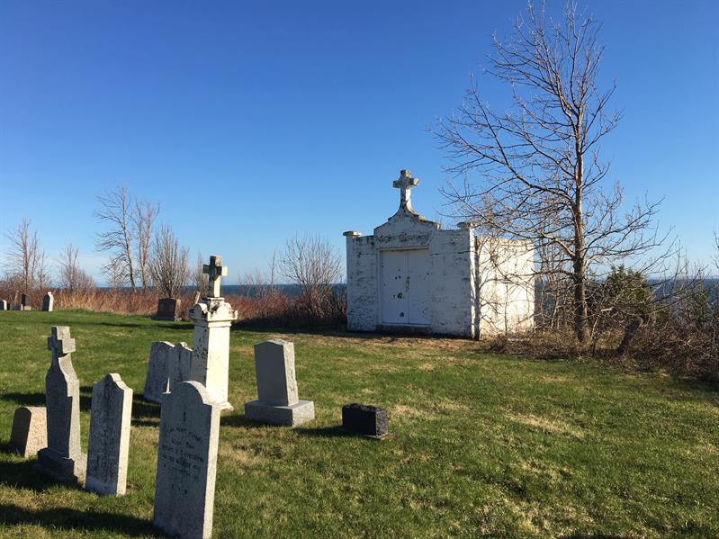 Le respect dû aux morts se perd au Québec et ailleurs dans le monde... - Page 2 Charnier