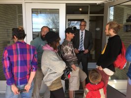 Sébastien Proulx évite une discussion avec des militants écologistes