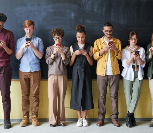 La pédiatre Élise Martin salue l’interdiction du cellulaire à l’école